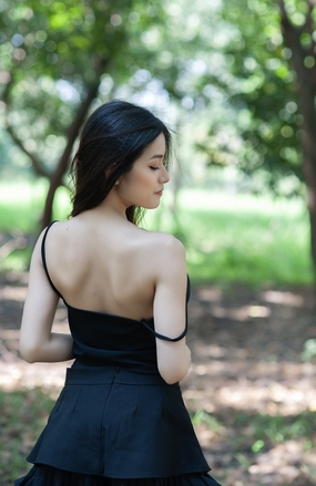 春日小树林黑色露背装性感美女图片